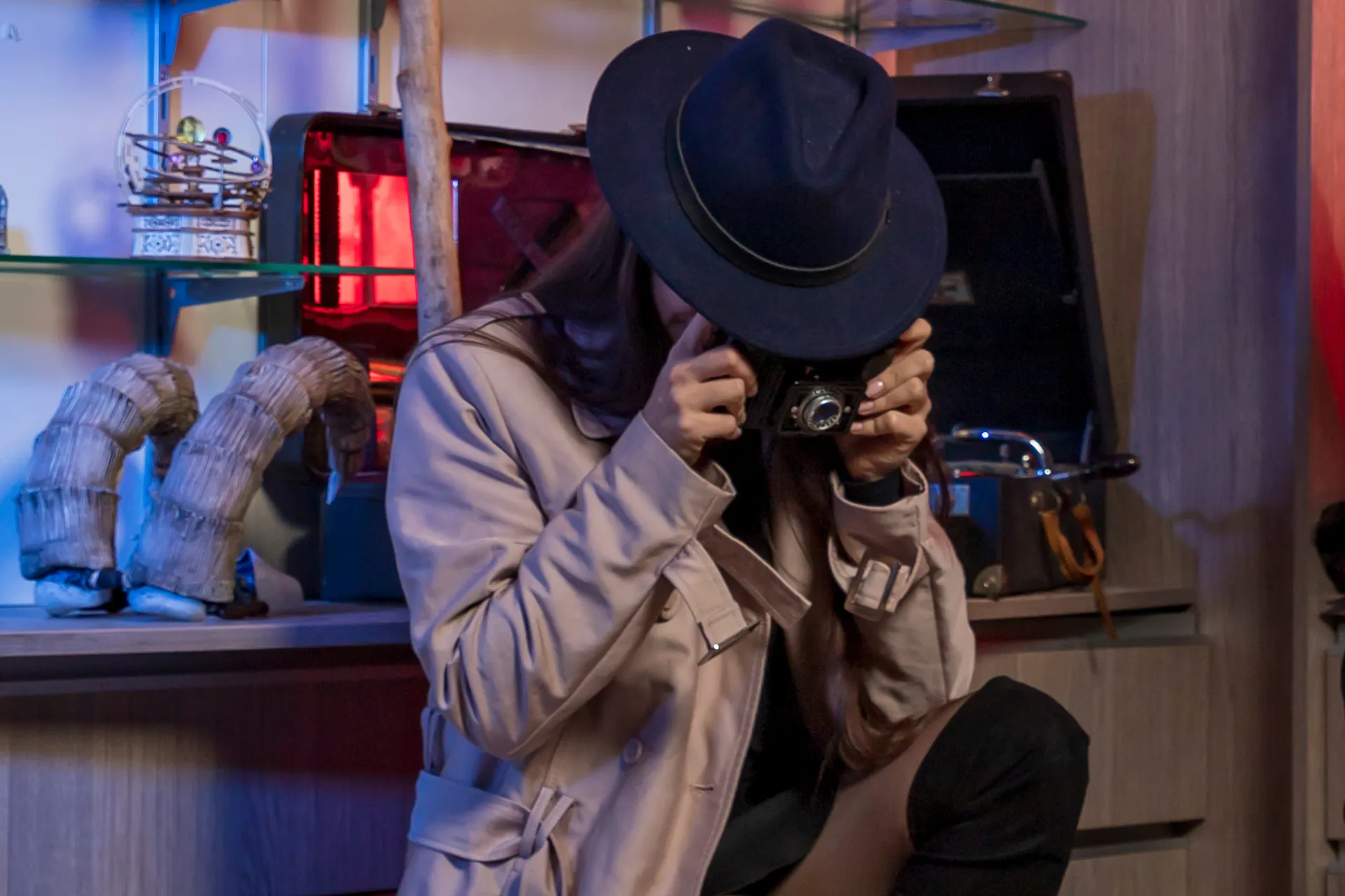 Une agente de Mysteria Ingenium photographiant une scène d'enquête